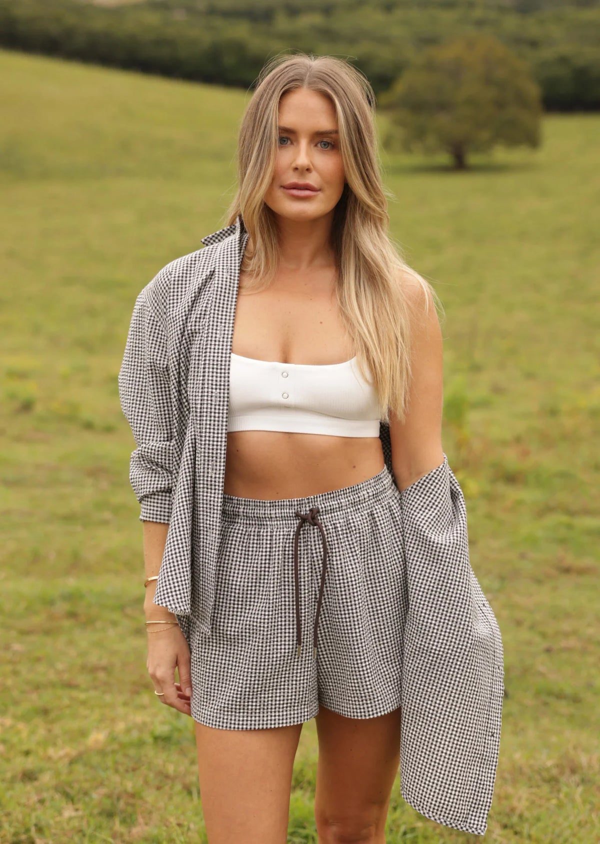 Must-Have Athleisure Styling Piece
Effortless Relaxed Fit Silhouette with Curved Hem Detail
Breathable Cotton Blend Seersucker Fabric in a classic Gingham Design
Elasticated Waistband with Drawcord Adjustability
Side Pockets to stash your essentials