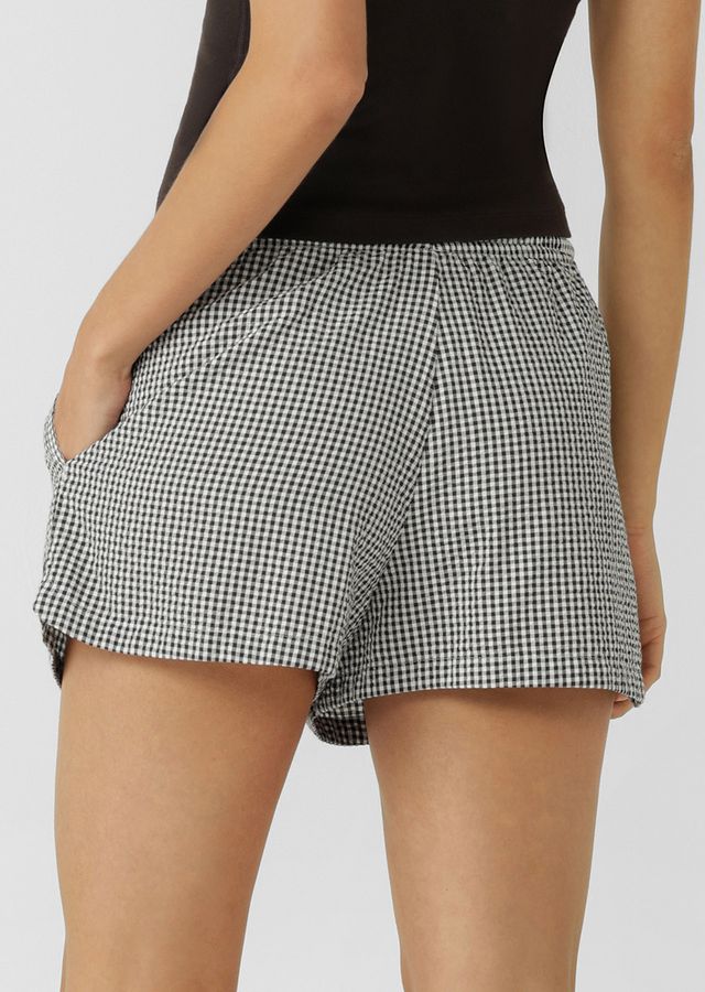 Must-Have Athleisure Styling Piece
Effortless Relaxed Fit Silhouette with Curved Hem Detail
Breathable Cotton Blend Seersucker Fabric in a classic Gingham Design
Elasticated Waistband with Drawcord Adjustability
Side Pockets to stash your essentials