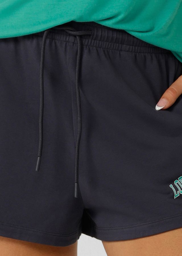 Versatile Active Living Wardrobe Essential
Flattering Relaxed Fit Silhouette
Elastic Waistband with Drawcord Adjustability
Side Pockets to Stash Your Essentials
Sporty Logo Print