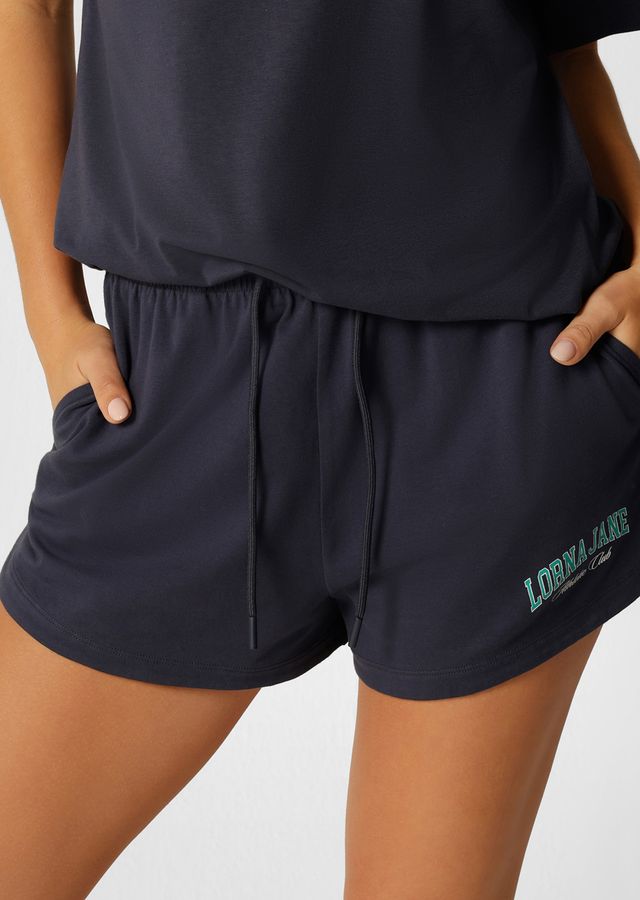 Versatile Active Living Wardrobe Essential
Flattering Relaxed Fit Silhouette
Elastic Waistband with Drawcord Adjustability
Side Pockets to Stash Your Essentials
Sporty Logo Print