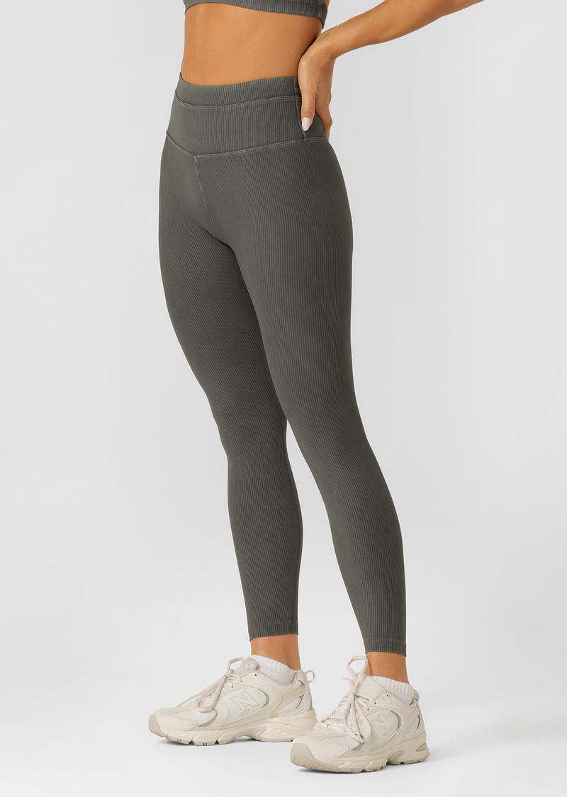 Secret No Bounce Back Waist Pocket to Stash Your Essentials
Premium Vintage Wash Effect Unique to Each Style
Flattering High Rise Fit
LJ Rubber Logo Badge