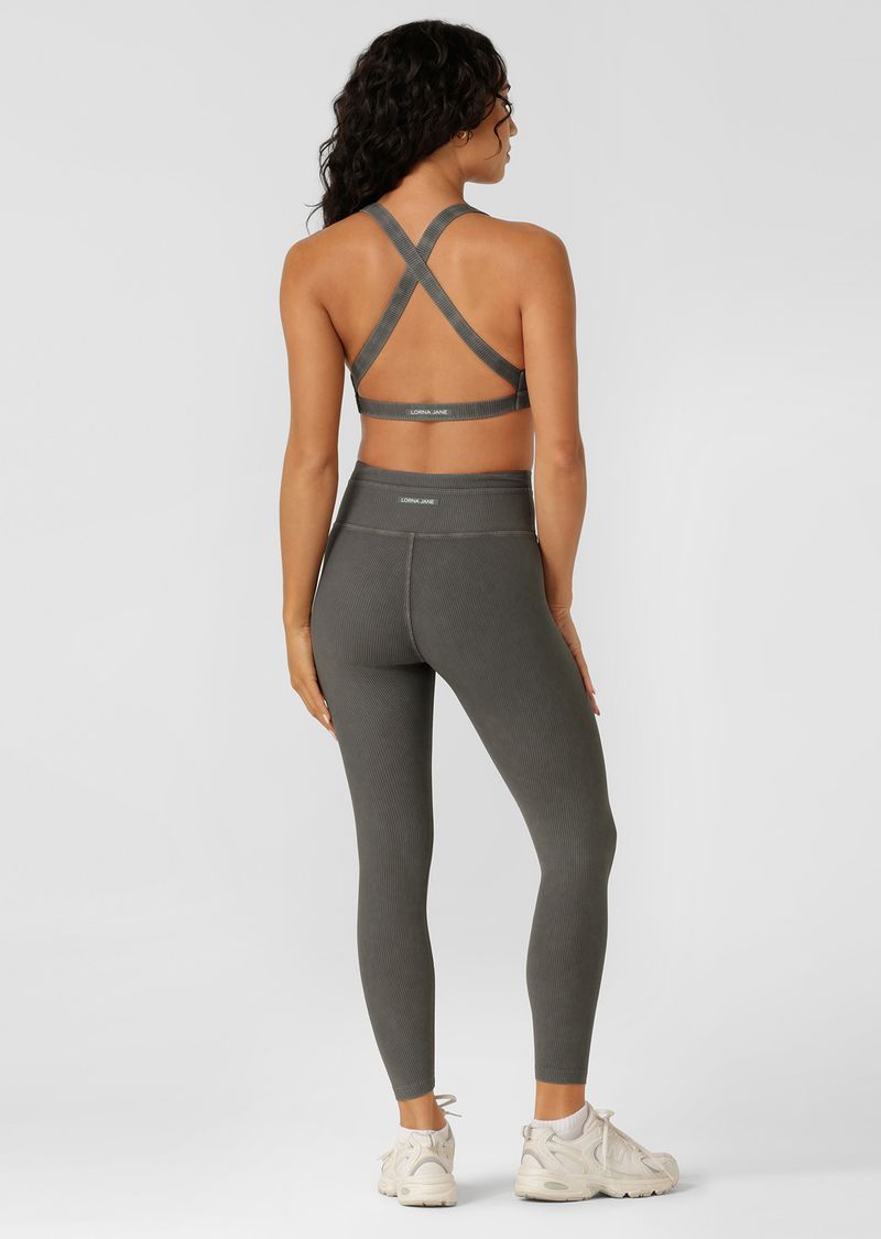 Secret No Bounce Back Waist Pocket to Stash Your Essentials
Premium Vintage Wash Effect Unique to Each Style
Flattering High Rise Fit
LJ Rubber Logo Badge