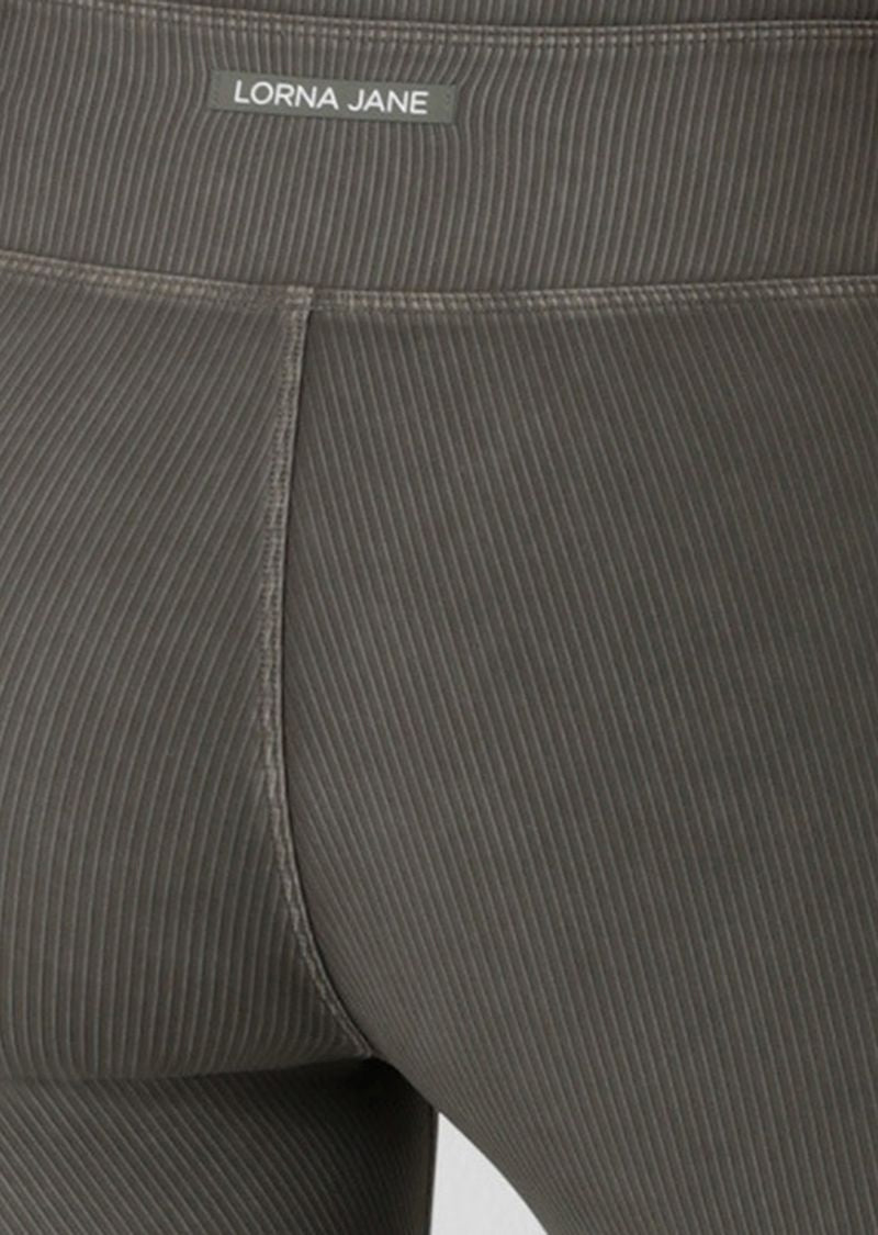 Secret No Bounce Back Waist Pocket to Stash Your Essentials
Premium Vintage Wash Effect Unique to Each Style
Flattering High Rise Fit
LJ Rubber Logo Badge