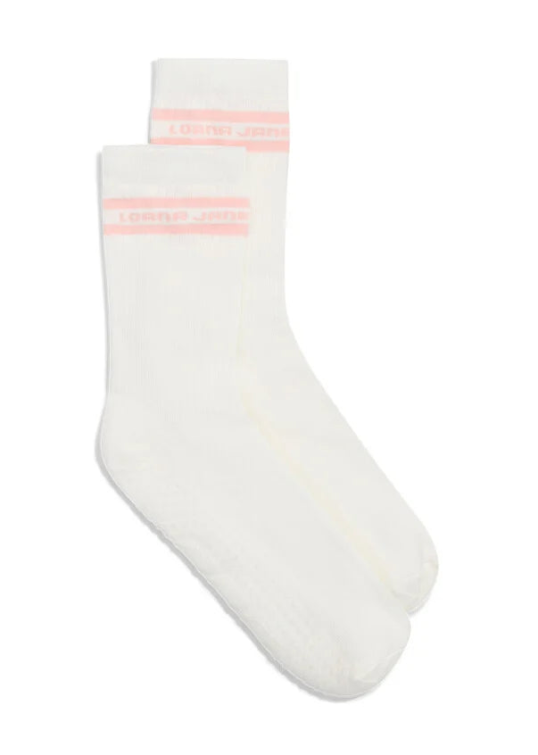 Designed for style and stability during Pilates, barre and yoga workouts, these crew non-slip grip socks are made from our premium, breathable cotton blend yarn, and feature our exclusive grip design on the footbed, with our sporty striped logo design at the ankle. Your new must-have for studio workouts!