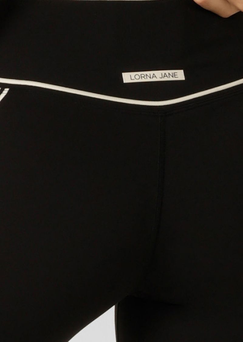 Flattering High Rise Fit
Sweat Wicking Nothing 2 See Here™ fabrication
Contrast taping for a Retro Sport look
Secret No Bounce Back Waist Pocket to Stash Your Essentials
LJ Rubber Logo Badge