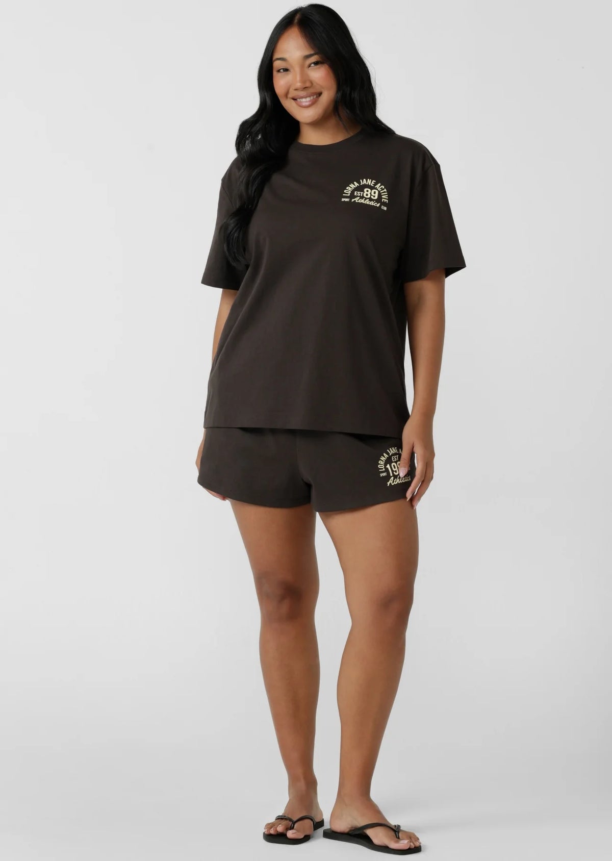 Premium Breathable Cotton Jersey Fabrication
Elasticated Waistband with Drawcord Adjustability
Limited Edition Logo Print
Form Flattering Curved Hem Relaxed Fit Silhouette
Side Pockets to Stash your Essentials
