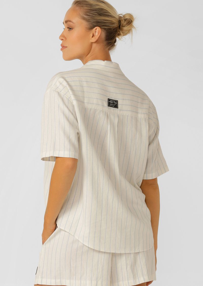 Lightweight and Versatile Relaxed Fit Layering Piece
Effortless Relaxed Fit Silhouette with Curved Hem
Limited Edition Stripe Design
Button Through Opening
Limited Edition Logo Patch