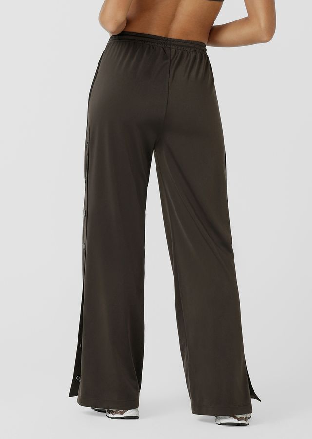 Flattering straight leg silhouette
Elastic Waistband with Drawcord Adjustability
Functional Snap Button Side Leg Closure
Side Pockets to Stash your Essentials
Iconic Embroidered logo