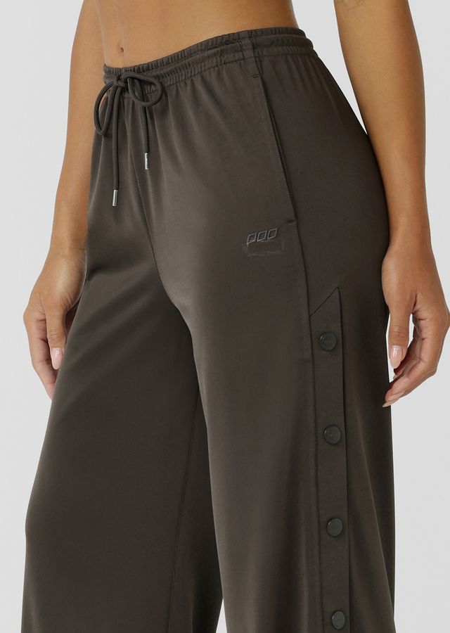 Flattering straight leg silhouette
Elastic Waistband with Drawcord Adjustability
Functional Snap Button Side Leg Closure
Side Pockets to Stash your Essentials
Iconic Embroidered logo