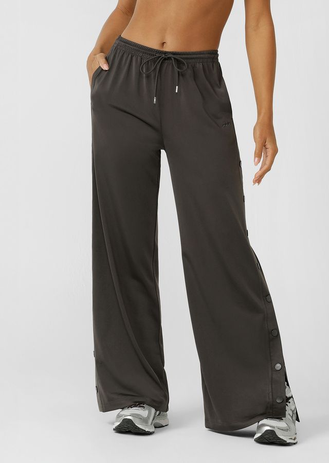Flattering straight leg silhouette
Elastic Waistband with Drawcord Adjustability
Functional Snap Button Side Leg Closure
Side Pockets to Stash your Essentials
Iconic Embroidered logo