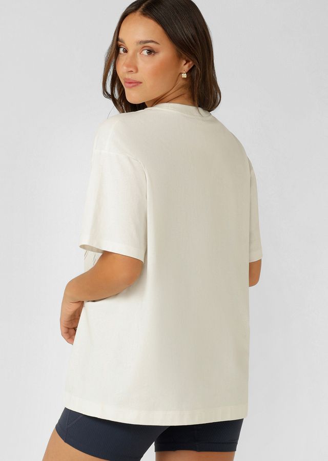 Versatile Active Living Wardrobe Essential
Boyfriend Fit Silhouette
Premium Cotton Fabrication
Statement Logo Print- Raised to look just like embroidery
Classic Ribbed Crew Neckline