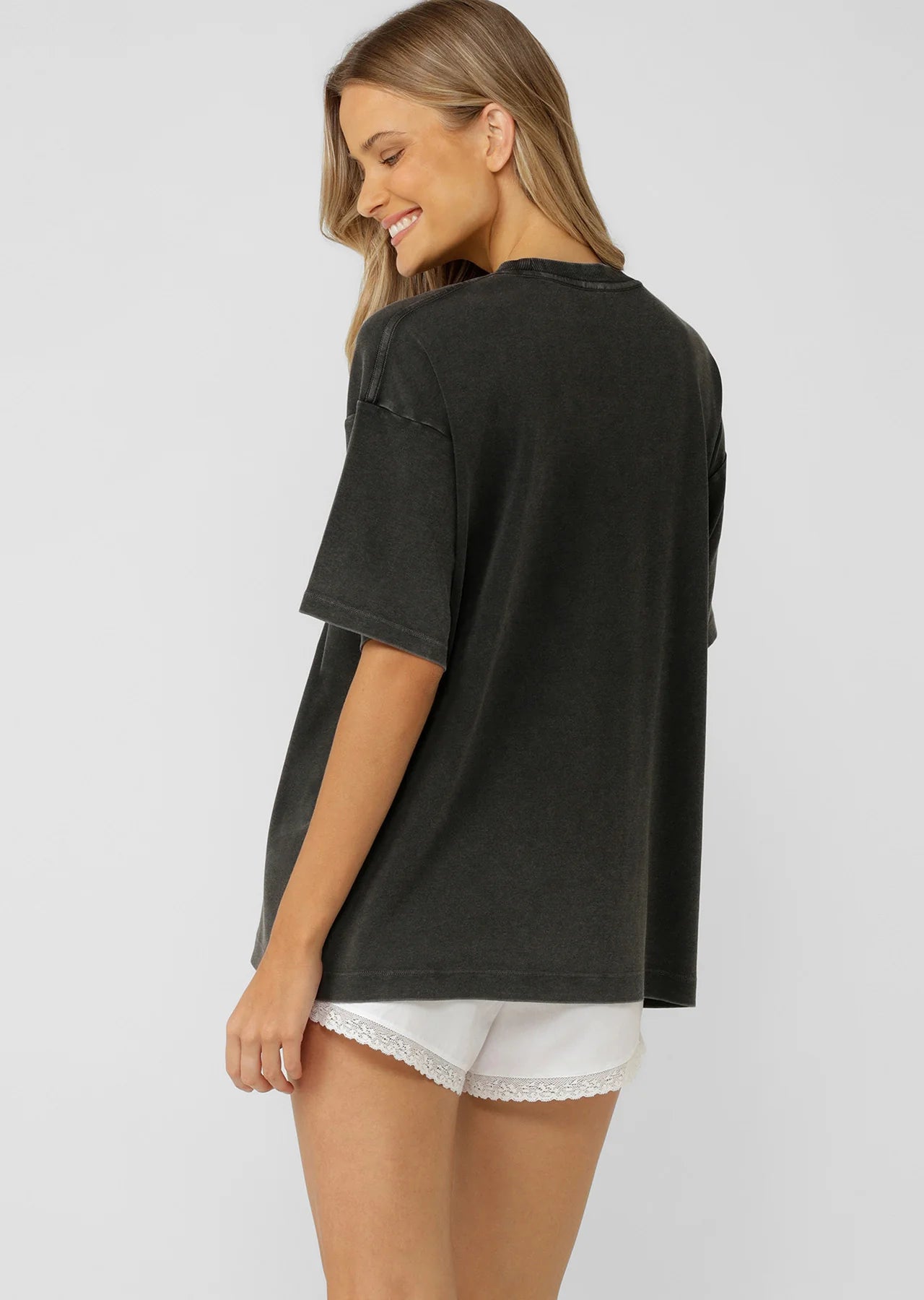 Wear Anywhere Wardrobe Essential
Oversized Boyfriend Fit Silhouette
Premium Vintage Wash Effect Unique to Each Style
Premium Heavier Weight Cotton Jersey Fabric
Statement Front Logo Print