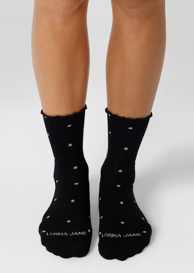 Breathable Cotton Blend
Iconic Non-Slip Design
Strategically Placed Cushioning for Added Comfort
Feminine Frill Edge and Polka Dot Design
Versatile Crew length