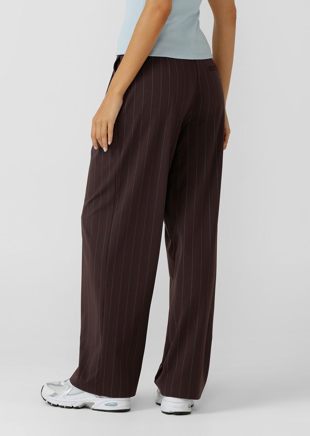 Elasticated Waistband with Hidden Drawcord Adjustability
Comfortable LJ Active Fabric in a Classic Pinstripe
Side Pockets to Stash your Essentials
Bonded Hem for a Technical & Streamlined Finish
Iconic Raised Rubber Logo