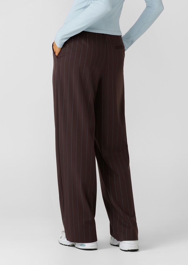 Elasticated Waistband with Hidden Drawcord Adjustability
Comfortable LJ Active Fabric in a Classic Pinstripe
Side Pockets to Stash your Essentials
Bonded Hem for a Technical & Streamlined Finish
Iconic Raised Rubber Logo