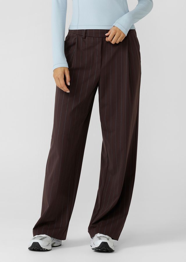 Elasticated Waistband with Hidden Drawcord Adjustability
Comfortable LJ Active Fabric in a Classic Pinstripe
Side Pockets to Stash your Essentials
Bonded Hem for a Technical & Streamlined Finish
Iconic Raised Rubber Logo