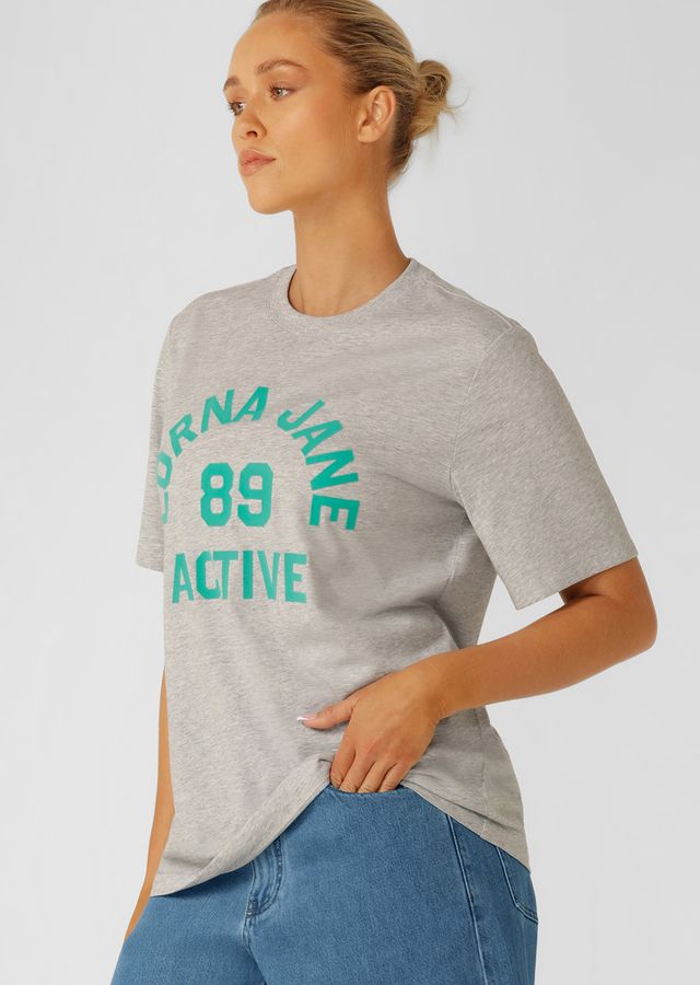 Wear Anywhere Wardrobe Essential
Effortless Relaxed Fit Silhouette
Elevated Sporty Textured Logo Design
Lightweight Cotton Blend Fabrication
Classic Rib Crew Neckline