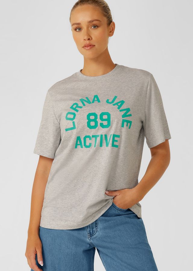 Wear Anywhere Wardrobe Essential
Effortless Relaxed Fit Silhouette
Elevated Sporty Textured Logo Design
Lightweight Cotton Blend Fabrication
Classic Rib Crew Neckline