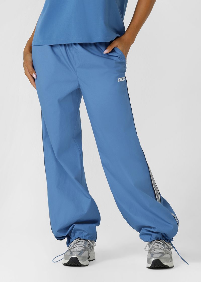 Elasticated Waistband with Hidden Drawcord Adjustability
Vintage Inspired Wide Leg Silhouette
Side Pockets to Stash your Essentials
Retro Sport Inspired Contrast Side Taping
Wear it your Way - Hidden Elasticated Toggles for an Adjustable Hem