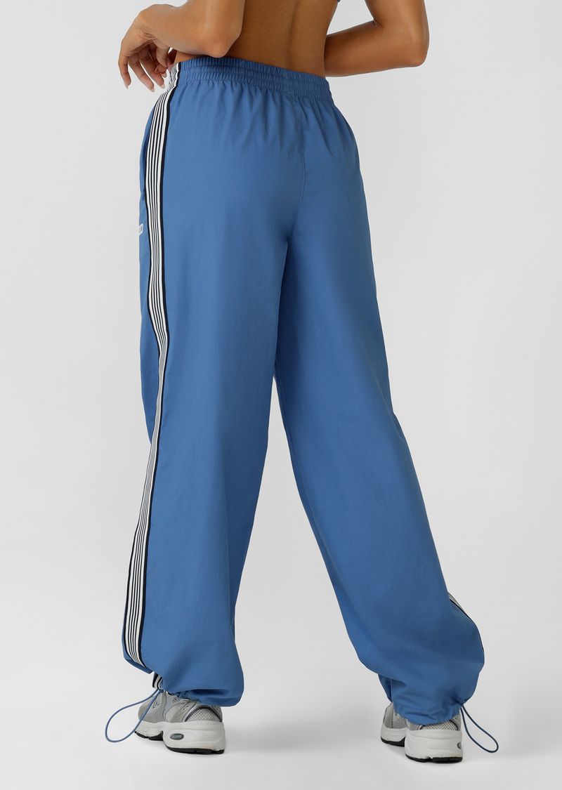 Elasticated Waistband with Hidden Drawcord Adjustability
Vintage Inspired Wide Leg Silhouette
Side Pockets to Stash your Essentials
Retro Sport Inspired Contrast Side Taping
Wear it your Way - Hidden Elasticated Toggles for an Adjustable Hem