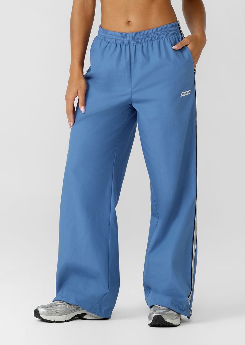 Elasticated Waistband with Hidden Drawcord Adjustability
Vintage Inspired Wide Leg Silhouette
Side Pockets to Stash your Essentials
Retro Sport Inspired Contrast Side Taping
Wear it your Way - Hidden Elasticated Toggles for an Adjustable Hem