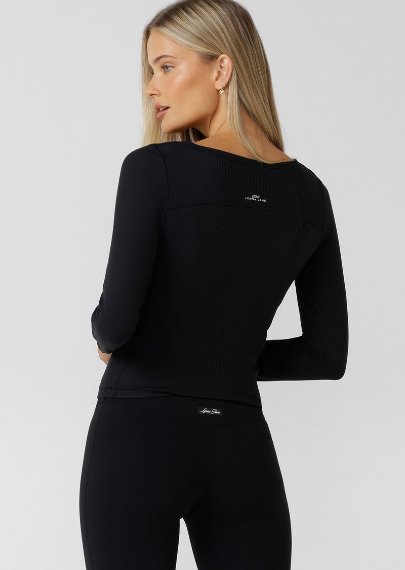 Flattering Full Length Fitted Silhouette with a Curved Neckline
Thumbholes to Secure your Sleeves Whilst Training
Curve Contouring Panel Lines to Flatter your Form
Active Rib fabrication with a Soft Brushed Inner to Keep you Cosy All Winter Long
Reflective Heritage Logo for Added Nighttime Visibility