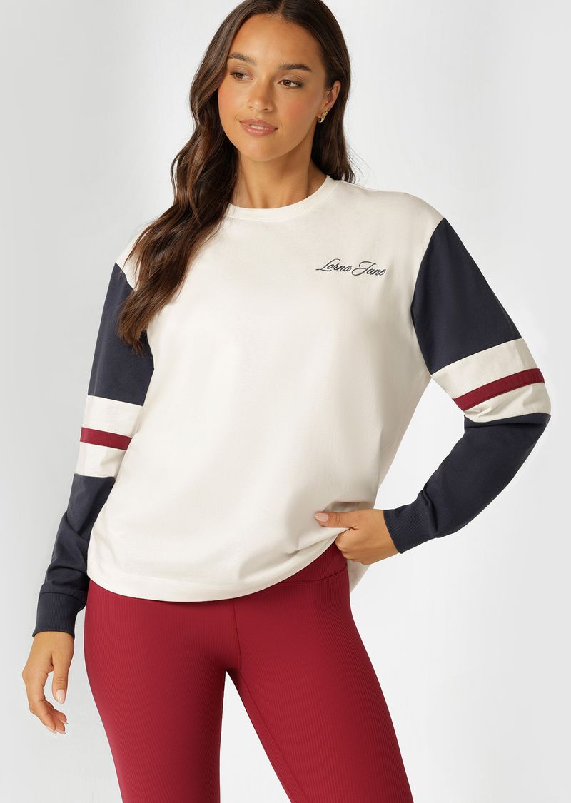 Wear Anywhere Wardrobe Essential
Effortless Relaxed Fit Silhouette
Elevated Embroidered Logo Design
Retro Sport Inspired Contrast Colour Blocked Panels
Classic Rib Crew Neckline and Cuffs
