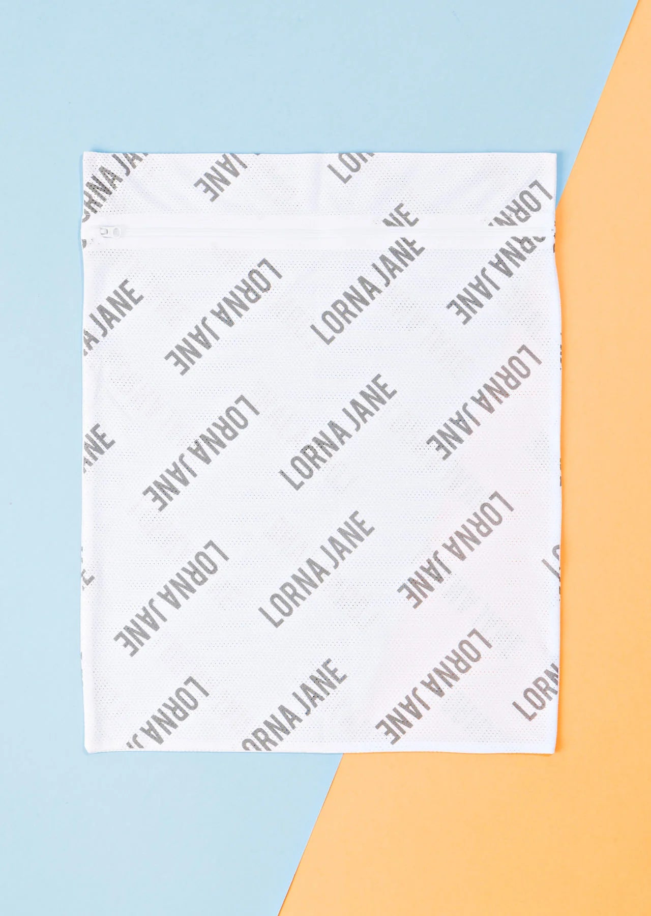 Take care of your high-performance garments with the Lorna Jane Wash Bag. Perfect for machine washing your leggings, sports bras and those special Lorna Jane pieces that need some extra love and care