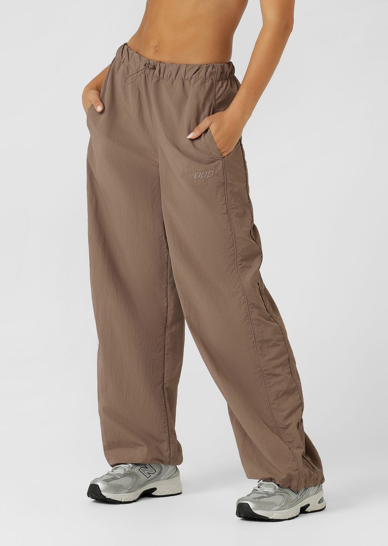 Elasticated Waistband with Secure Bungee Drawcord
Athletic Straight Leg Silhouette
Elevated Sporty Piping and Panel Linesto Flatter your Form
Hand Pockets to Stash Your Essentials
Iconic Logo