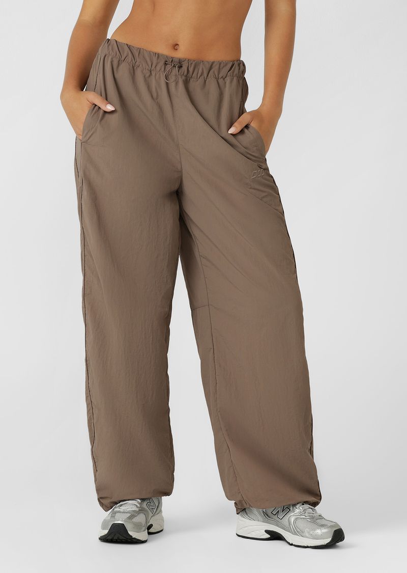 Elasticated Waistband with Secure Bungee Drawcord
Athletic Straight Leg Silhouette
Elevated Sporty Piping and Panel Linesto Flatter your Form
Hand Pockets to Stash Your Essentials
Iconic Logo