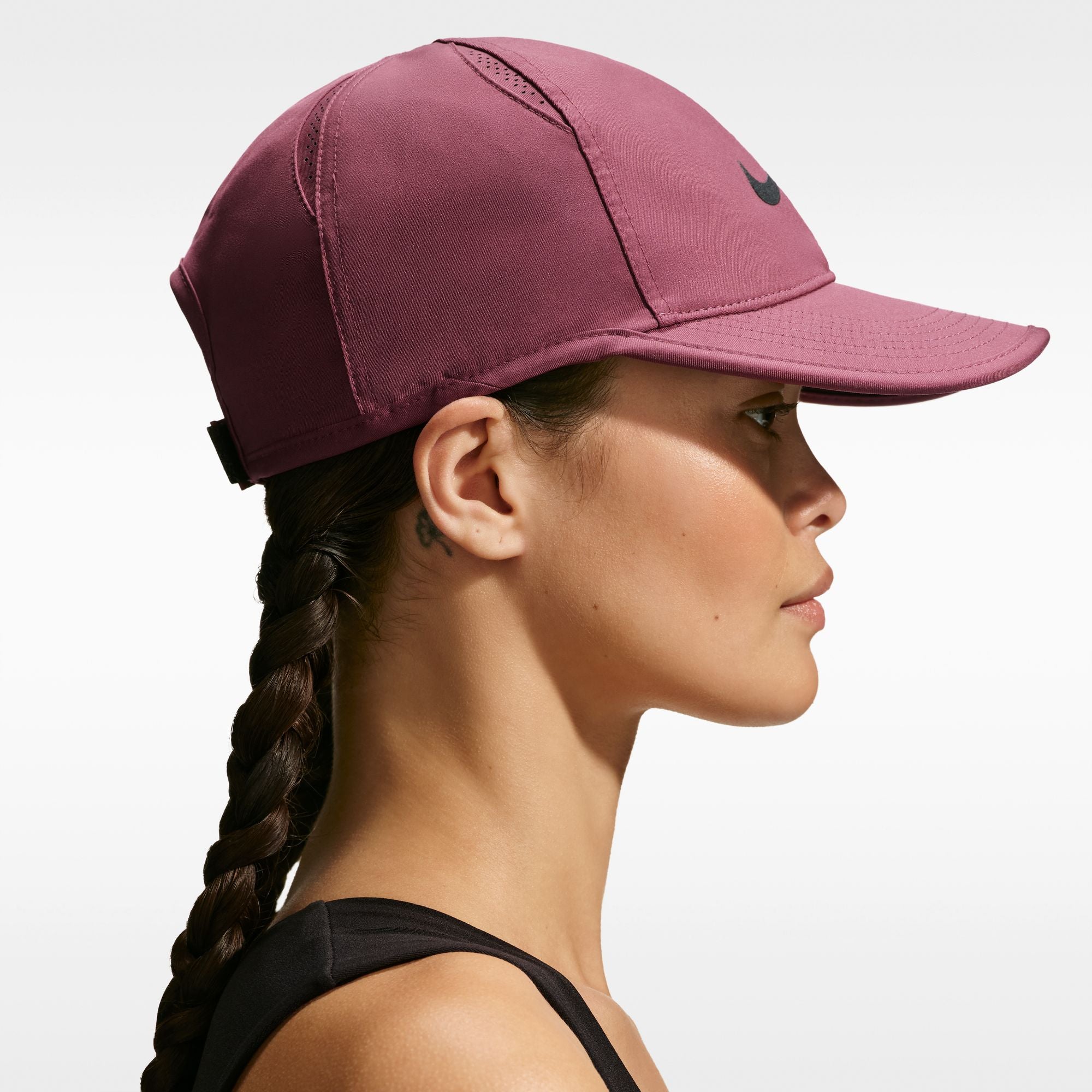 When you need a light and breezy addition to your exercise outfit, the Club Cap is your pick. The Club's mid-depth fit is teamed up with ultra-light, breathable material giving you the freedom to move without restriction. Sweat-wicking fabric helps you stay cool and dry and Featherlight vents improve airflow where you need it most.