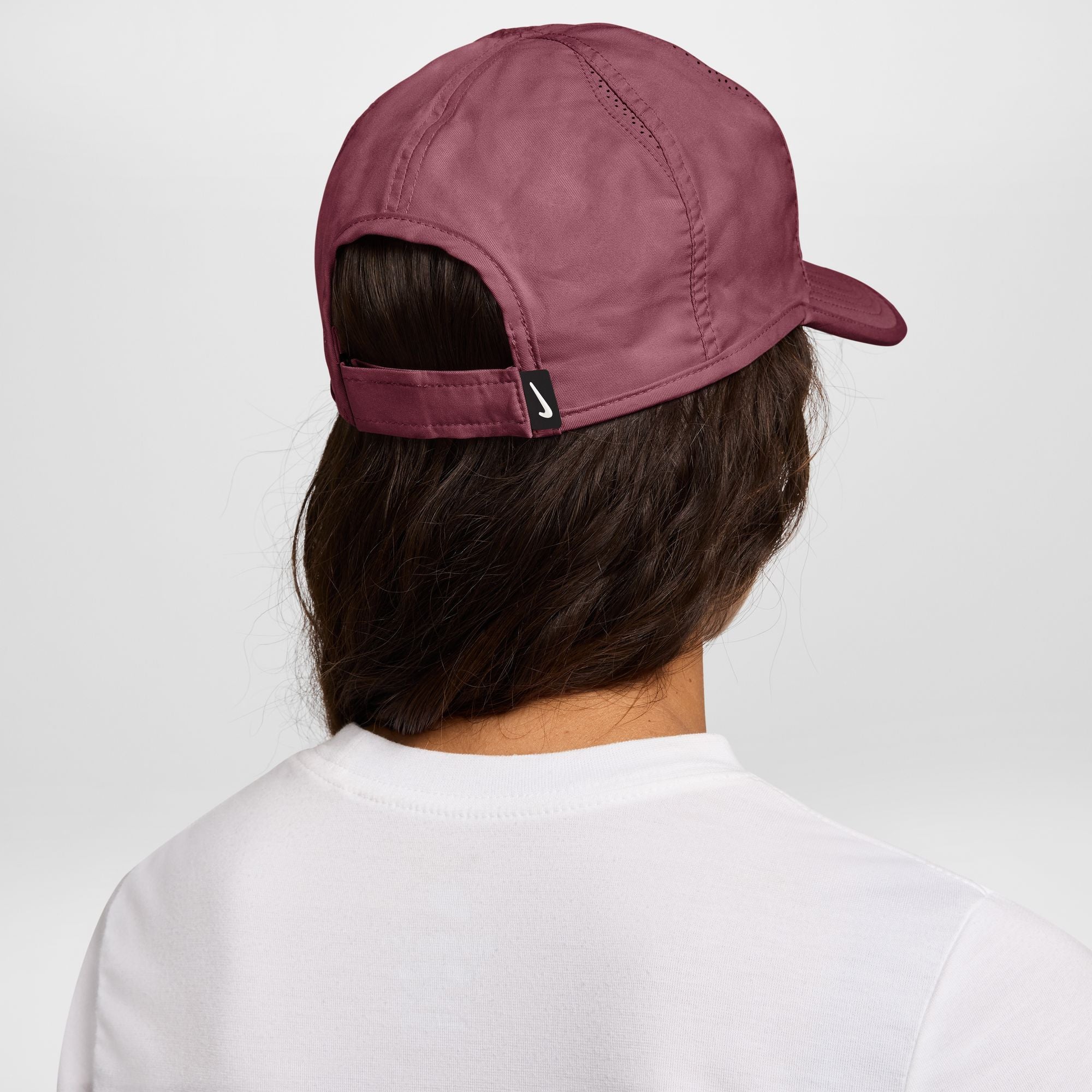 When you need a light and breezy addition to your exercise outfit, the Club Cap is your pick. The Club's mid-depth fit is teamed up with ultra-light, breathable material giving you the freedom to move without restriction. Sweat-wicking fabric helps you stay cool and dry and Featherlight vents improve airflow where you need it most.