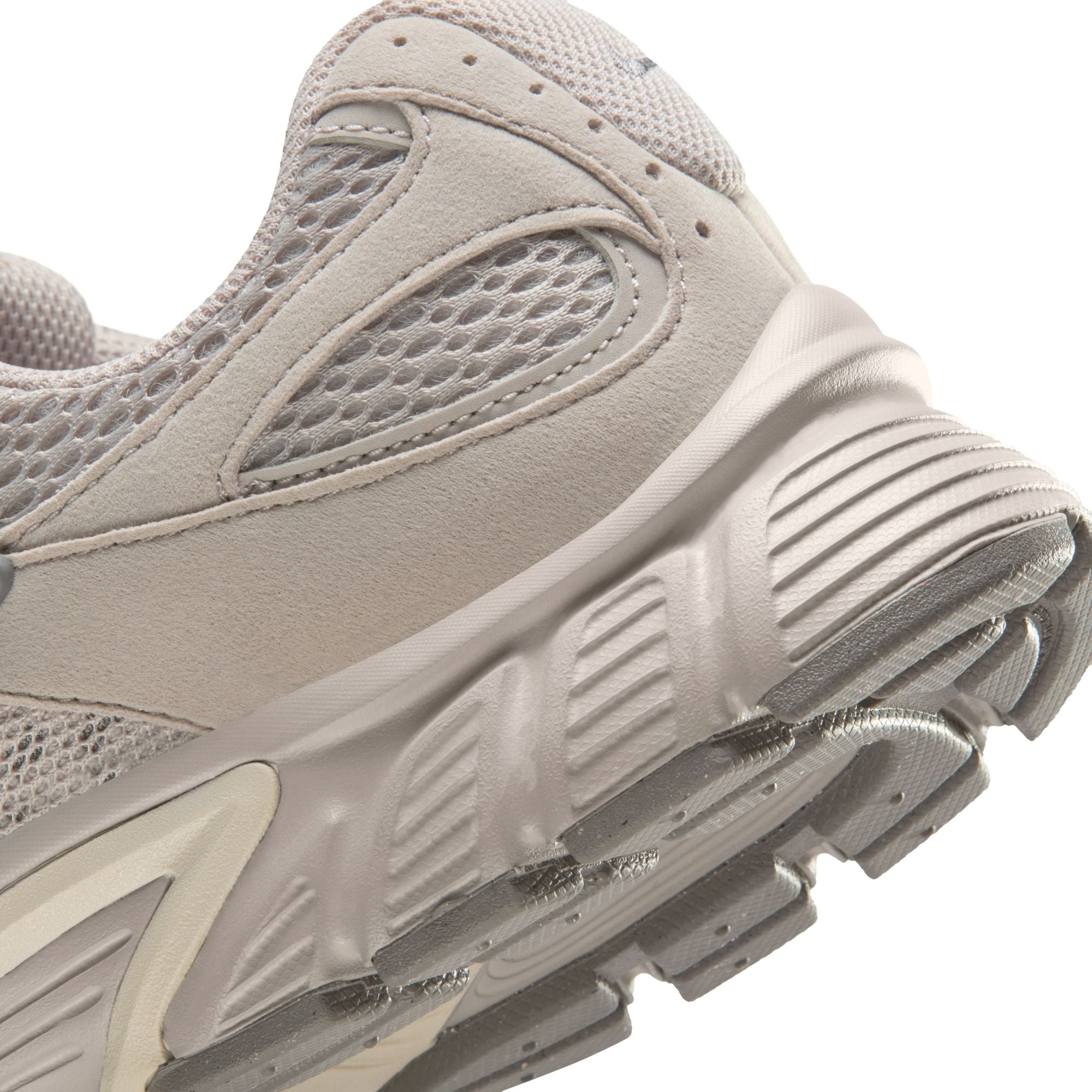 Staying true to its Y2K roots, the V5 RNR has a foam midsole that's chunky yet lightweight. Plus, metallic details and a 3D Swoosh logo elevate this retro runner.