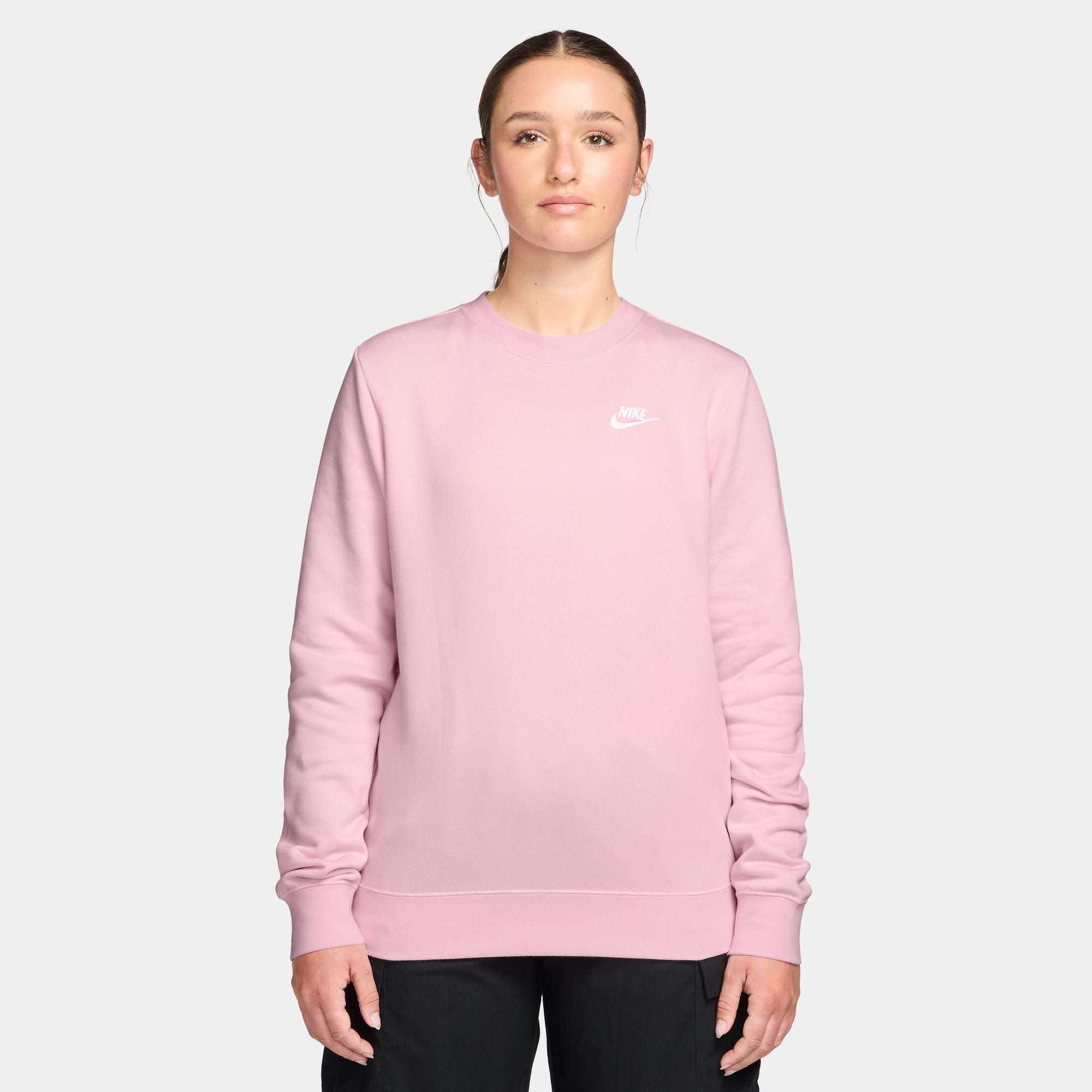 Nike Sportswear Club Fleece
Women's Crew-Neck Sweatshirt
Club Fleece sweatshirts, universally loved for their coziness and consistency, are for everyone. Always soft and made with a relaxed fit, they’re basics that help you do more. An essential for cold-weather layering