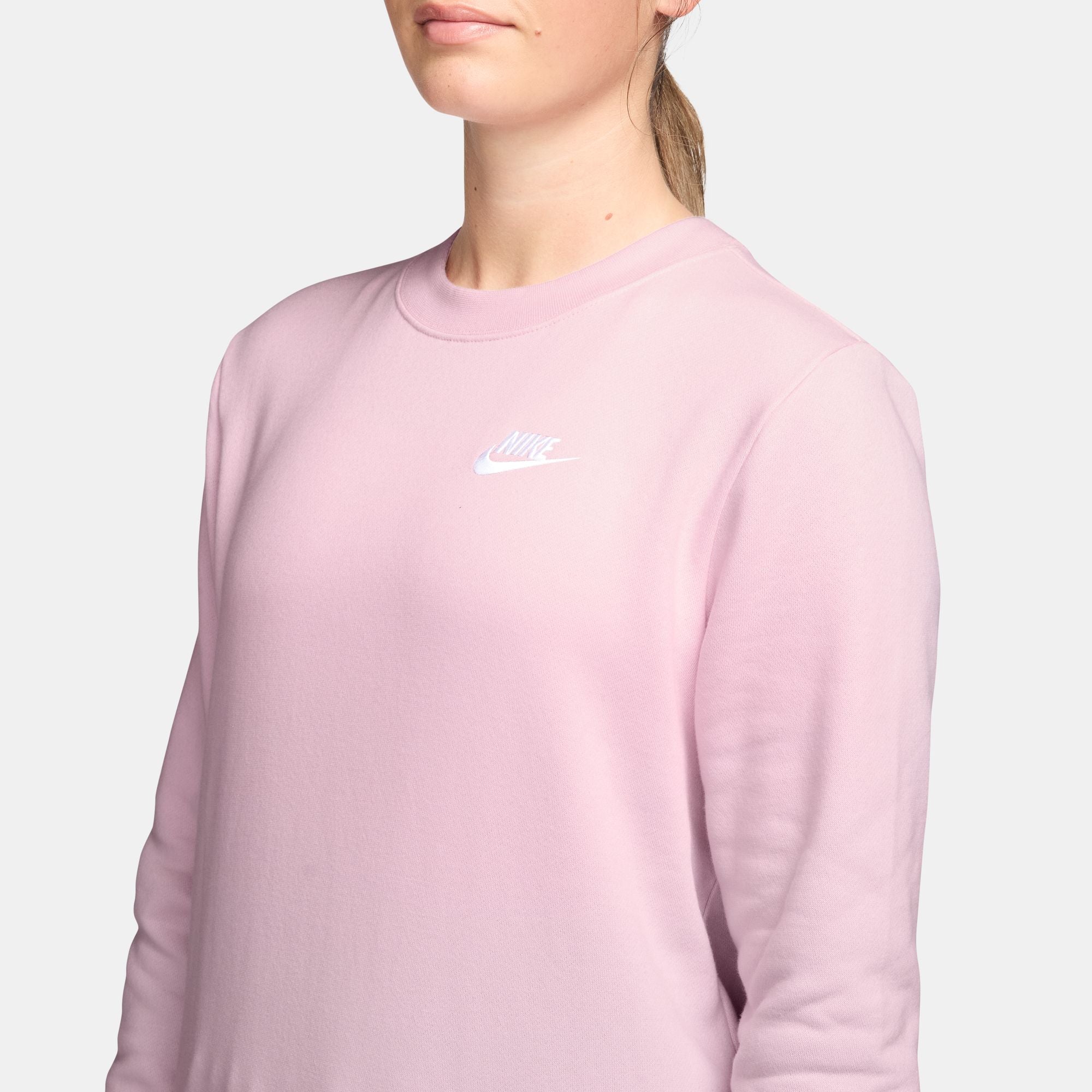 Nike Sportswear Club Fleece
Women's Crew-Neck Sweatshirt
Club Fleece sweatshirts, universally loved for their coziness and consistency, are for everyone. Always soft and made with a relaxed fit, they’re basics that help you do more. An essential for cold-weather layering