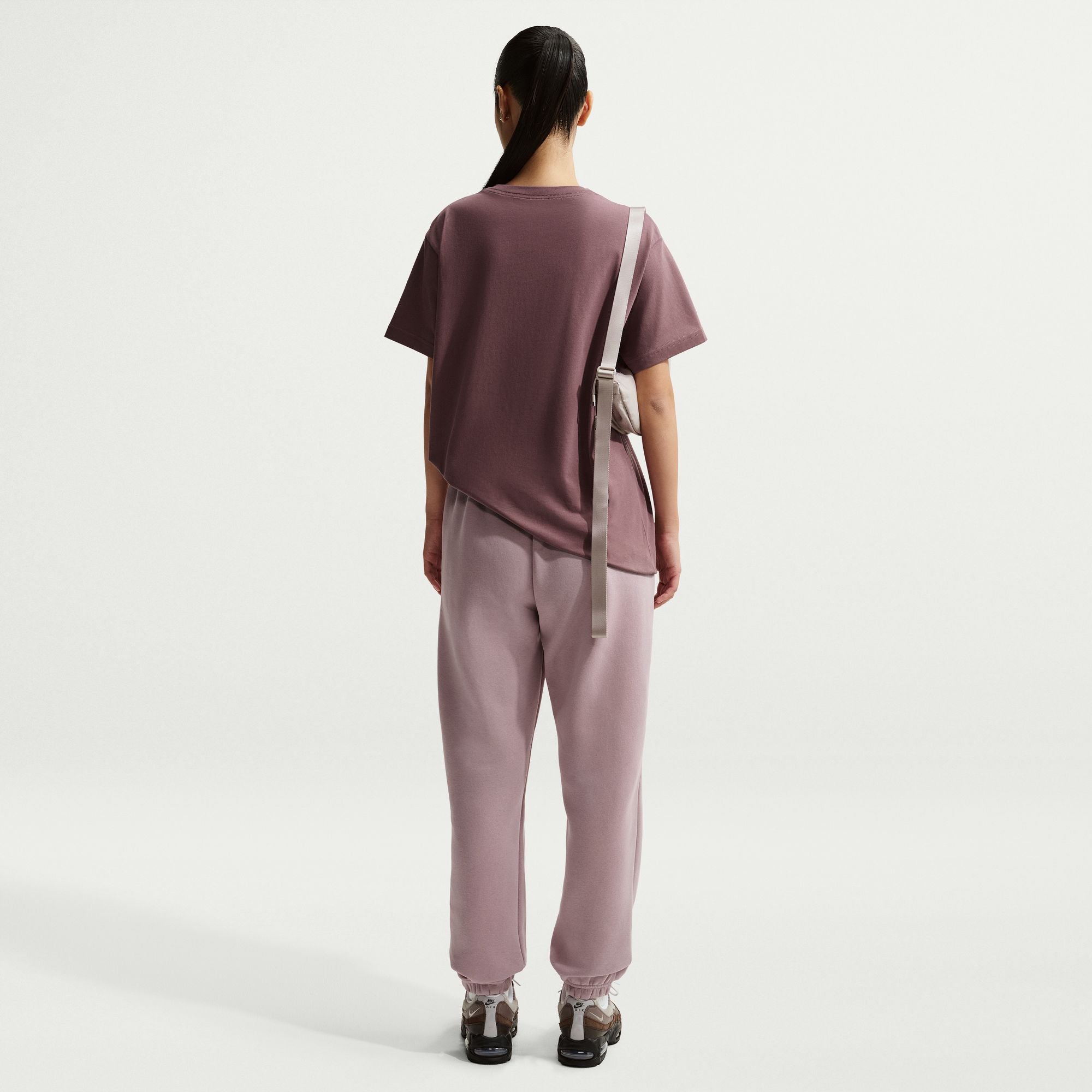 Nike Sportswear Classic
Women's Oversized T-Shirt
Keep it classic. This extra roomy tee is made with midweight, washed cotton that's soft and slightly structured.