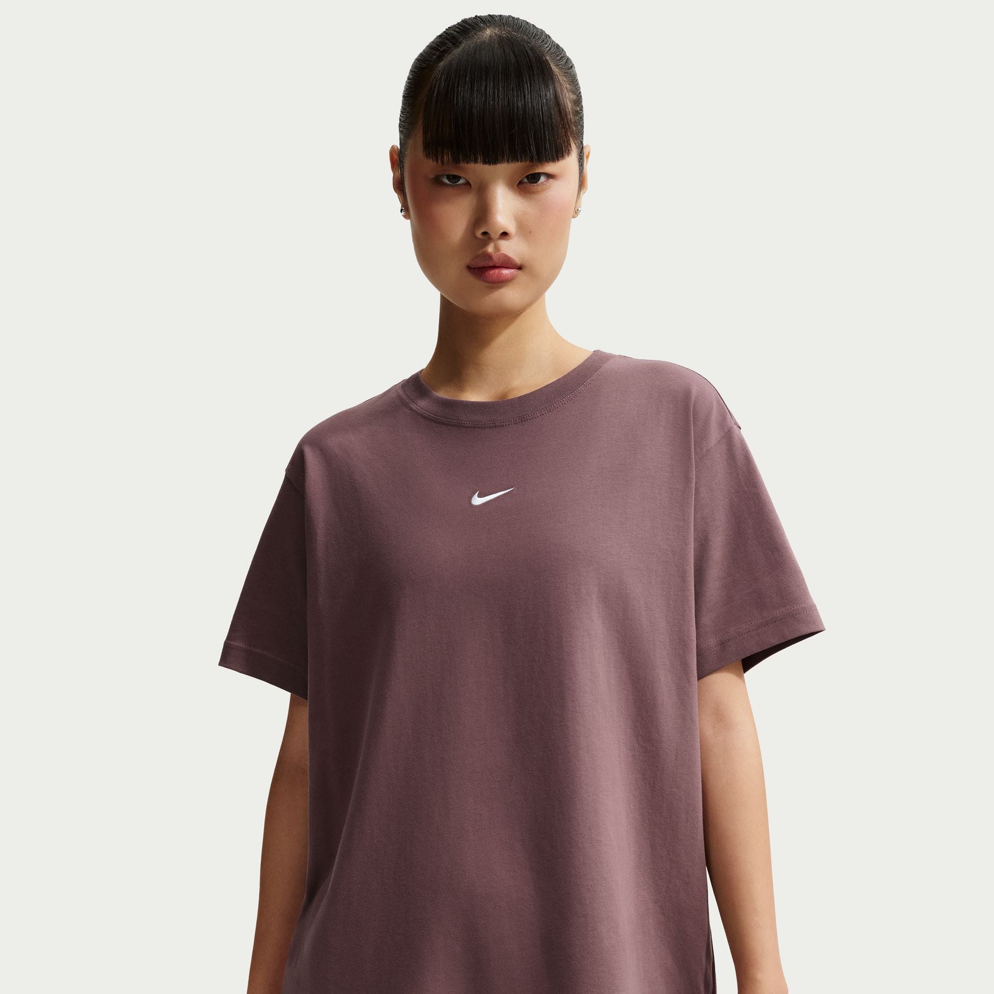 Nike Sportswear Classic
Women's Oversized T-Shirt
Keep it classic. This extra roomy tee is made with midweight, washed cotton that's soft and slightly structured.