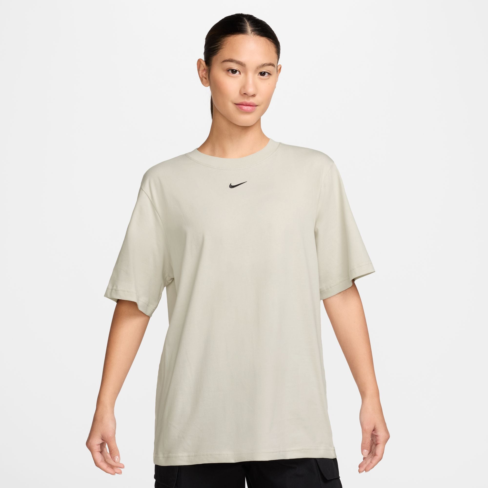 Say hello to your go-to cotton tee. Slightly dropped shoulder seams and a loose fit make it comfortable enough to wear around the house yet elevated enough to wear out in the city.