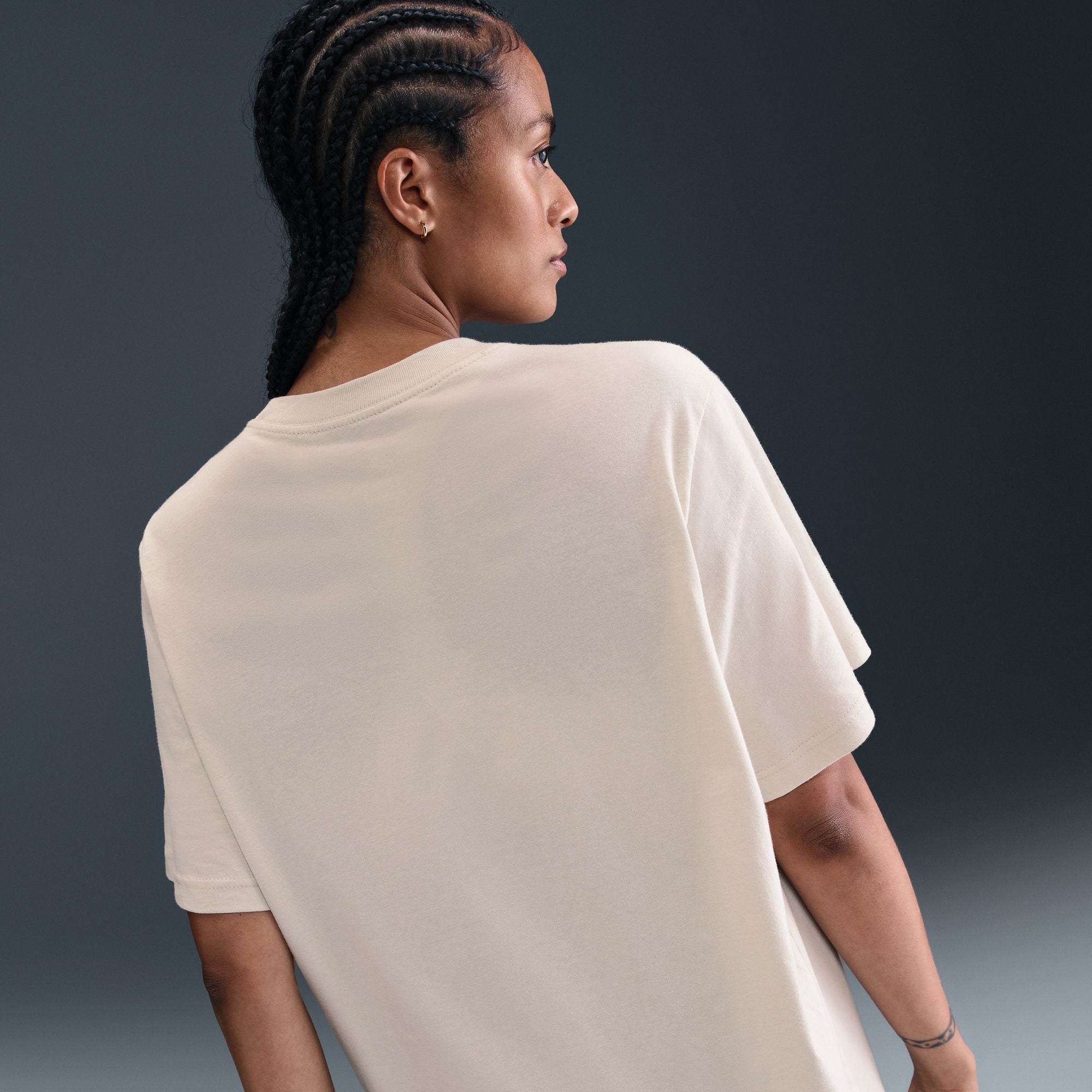 Say hello to your go-to cotton tee. Slightly dropped shoulder seams and a loose fit make it comfortable enough to wear around the house yet elevated enough to wear out in the city.
