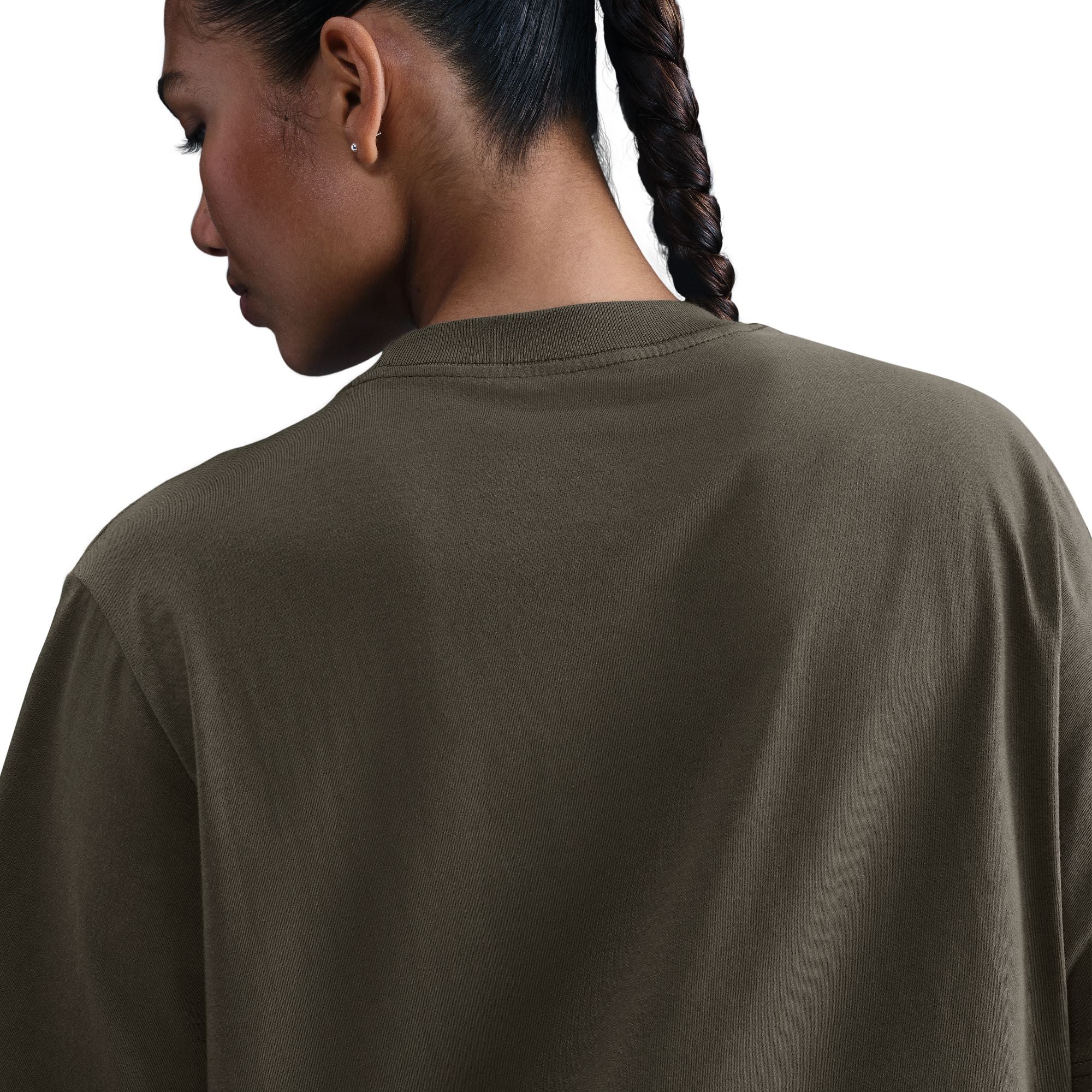 Say hello to your go-to cotton tee. Slightly dropped shoulder seams and a loose fit make it comfortable enough to wear around the house yet elevated enough to wear out in the city.