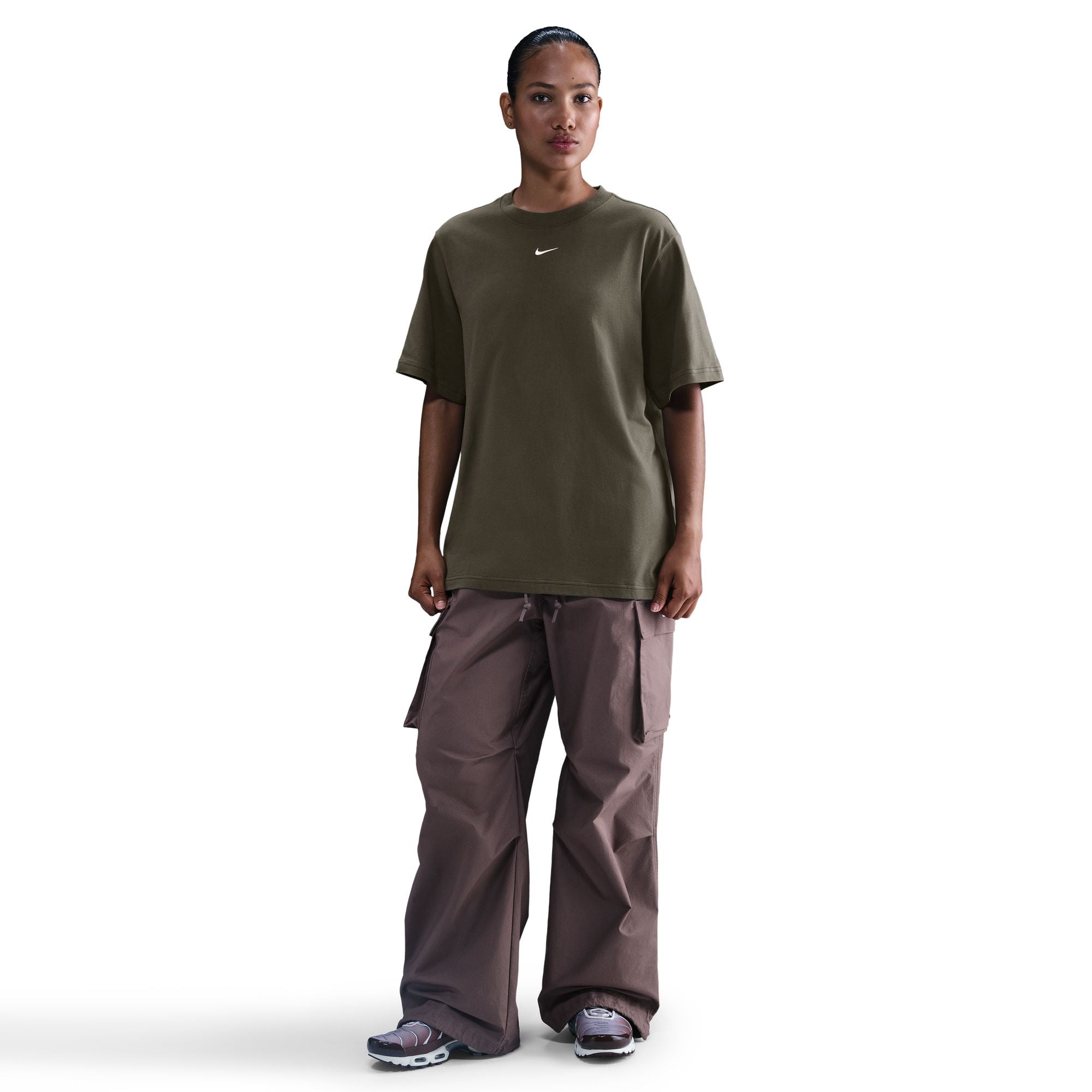 Say hello to your go-to cotton tee. Slightly dropped shoulder seams and a loose fit make it comfortable enough to wear around the house yet elevated enough to wear out in the city.