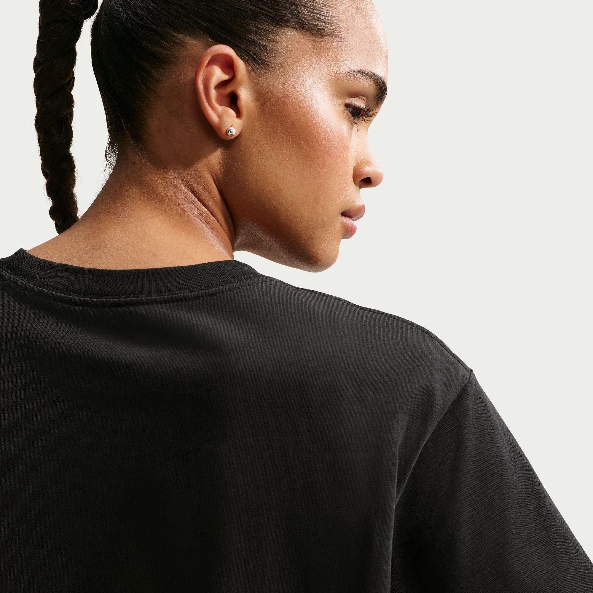 This boxy, cropped tee is made with midweight, washed cotton that's soft and slightly structured.