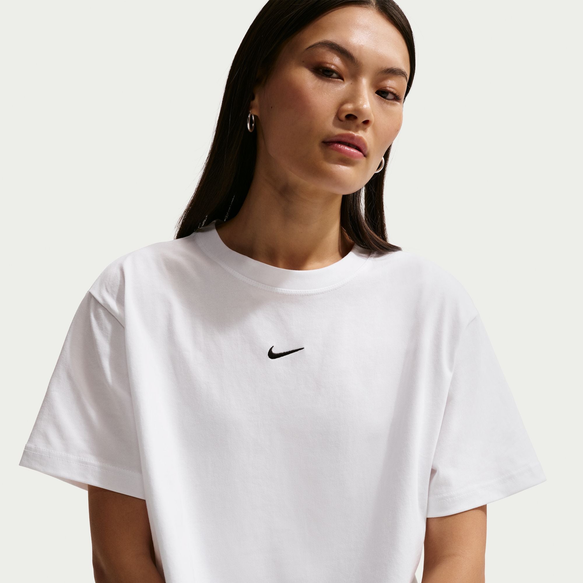This boxy, cropped tee is made with midweight, washed cotton that's soft and slightly structured.
