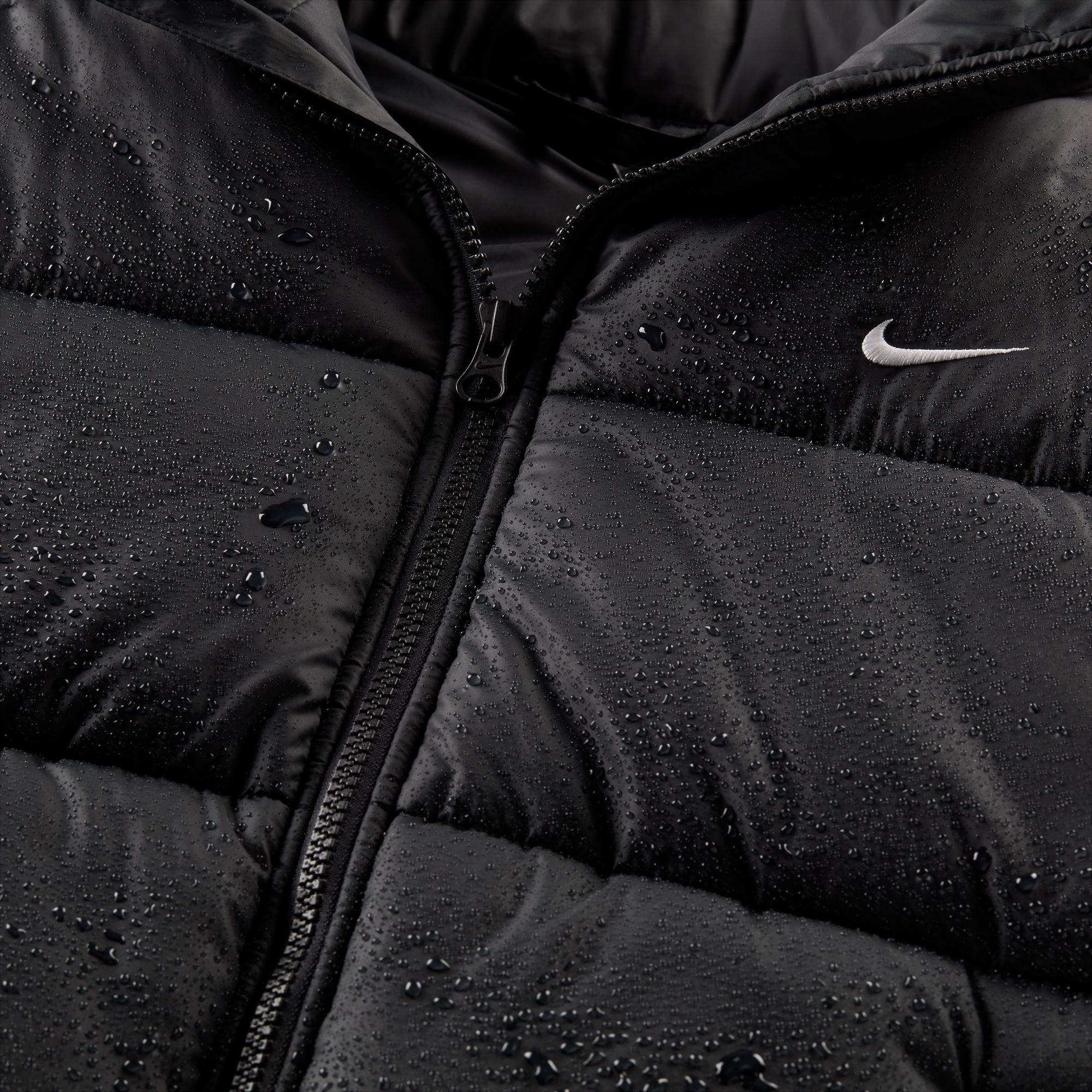 Nike Therma-FIT technology helps manage your body’s natural heat to help keep you warm in cold-weather conditions. Water-repellent finish helps keep you dry in wet weather.