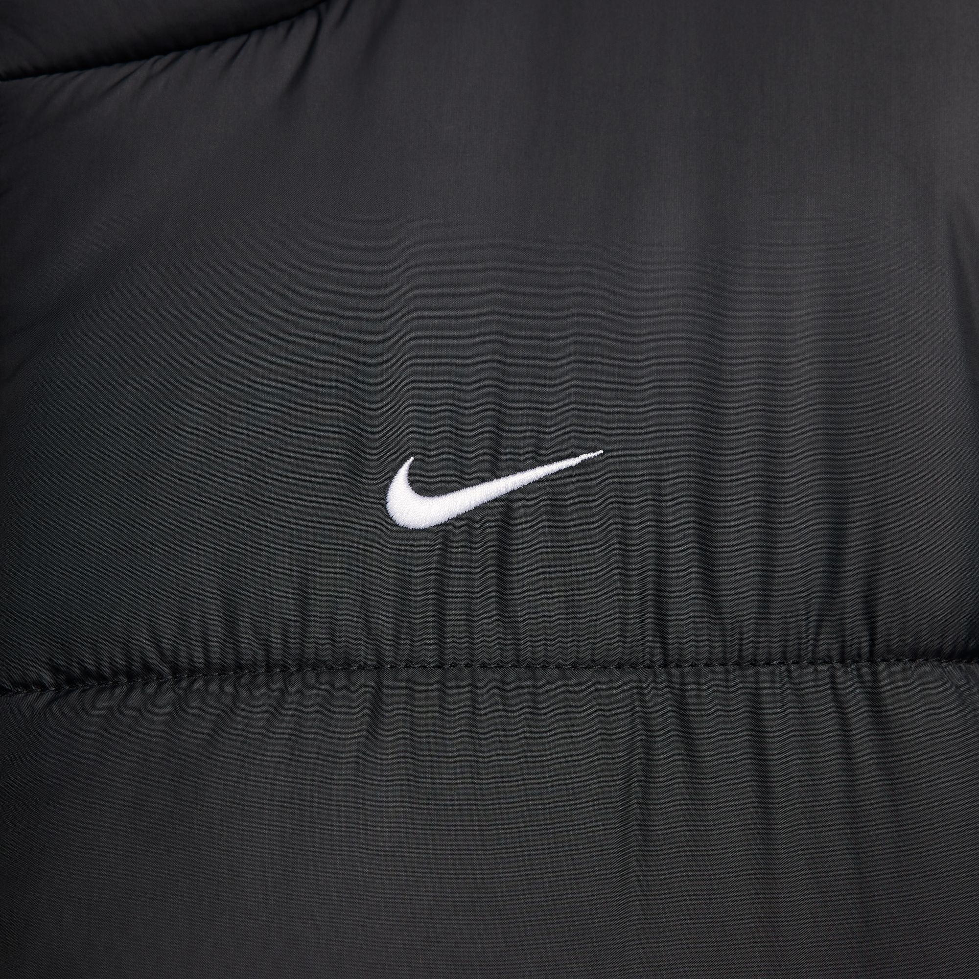 Nike Therma-FIT technology helps manage your body’s natural heat to help keep you warm in cold-weather conditions. Water-repellent finish helps keep you dry in wet weather.