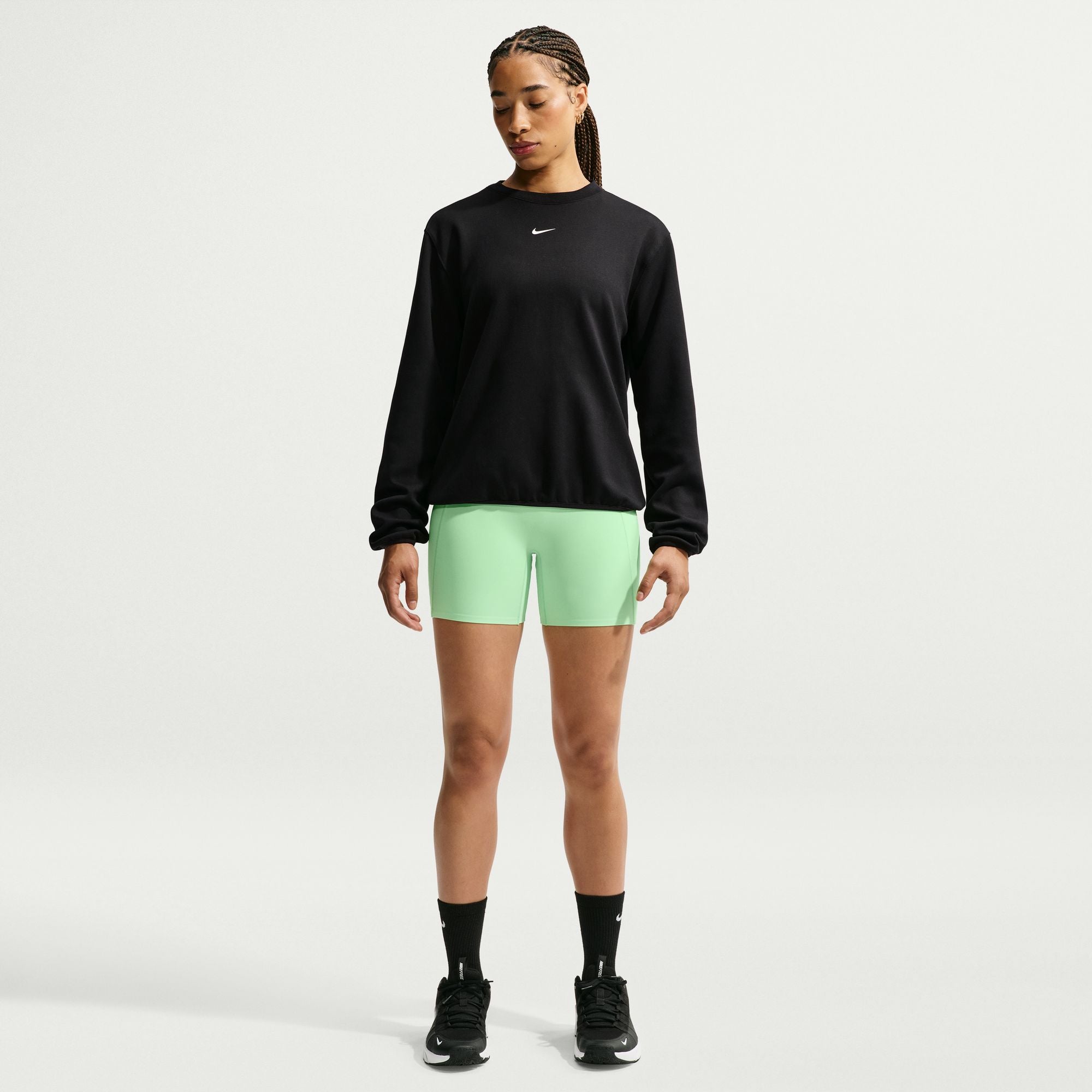 Nike Dri-FIT technology moves sweat away from your skin for quicker evaporation, helping you stay dry and comfortable.
Midweight fleece is smooth on the outside and peachy soft on the inside.