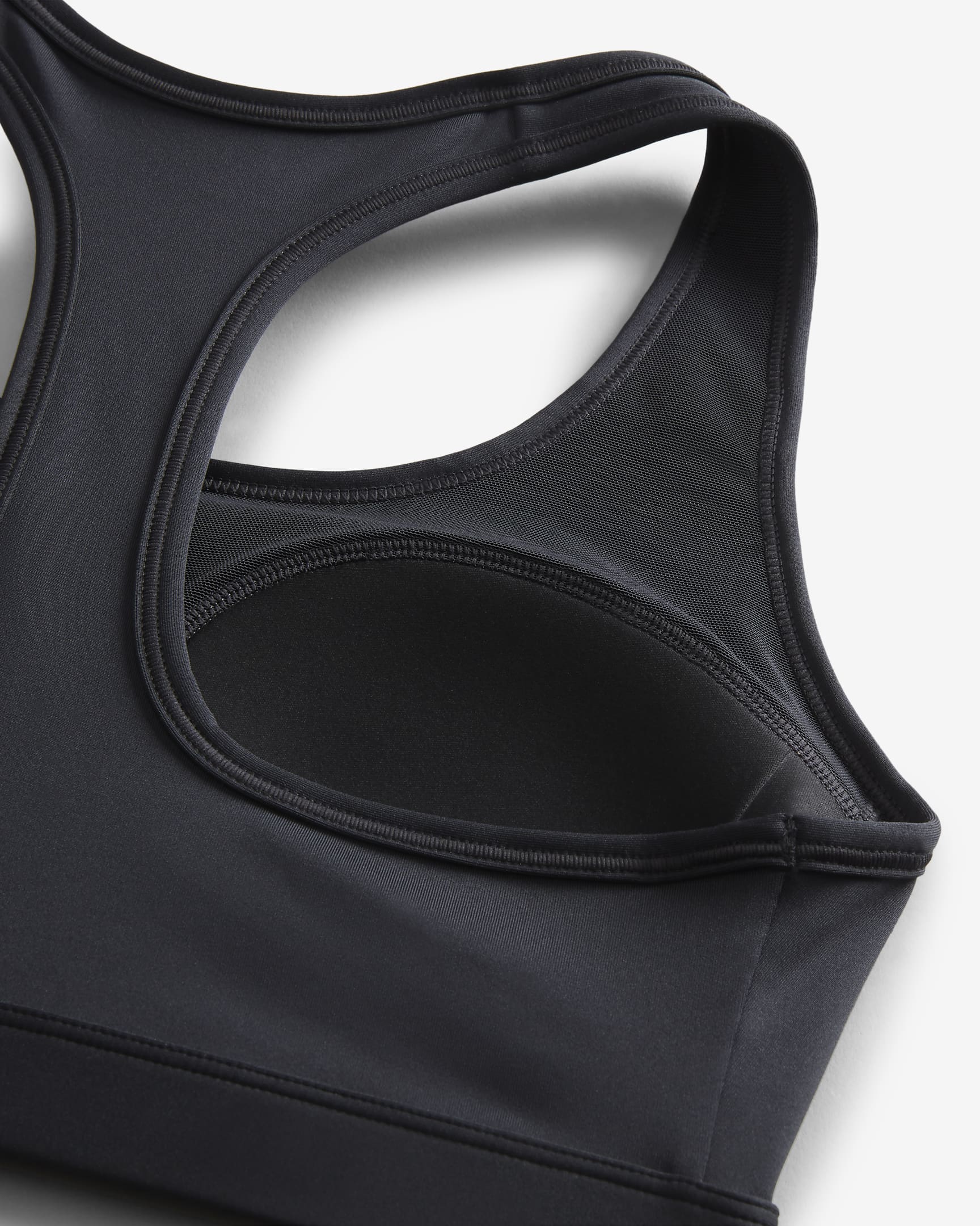 You're on the move. Your padding shouldn't be. This Swoosh bra's sewn-in pads stay in place so you can work hard without worrying about them shifting or folding.