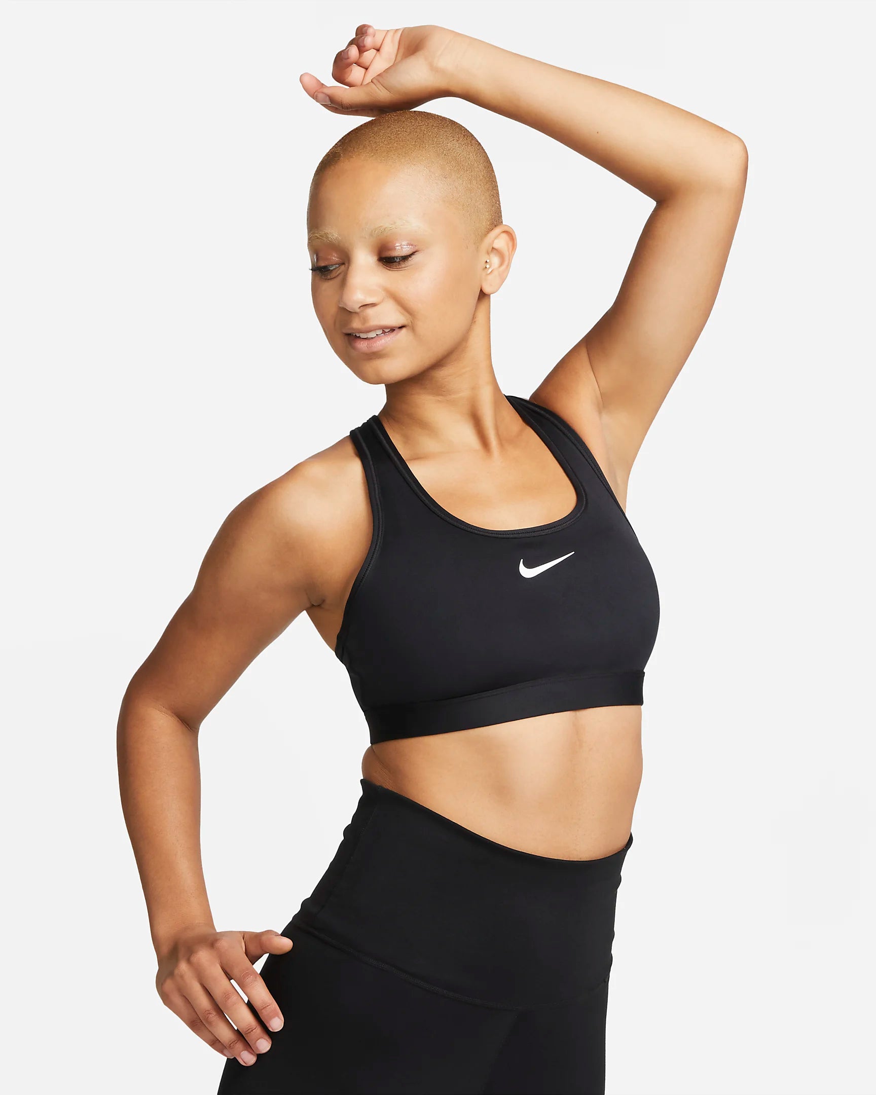 You're on the move. Your padding shouldn't be. This Swoosh bra's sewn-in pads stay in place so you can work hard without worrying about them shifting or folding.