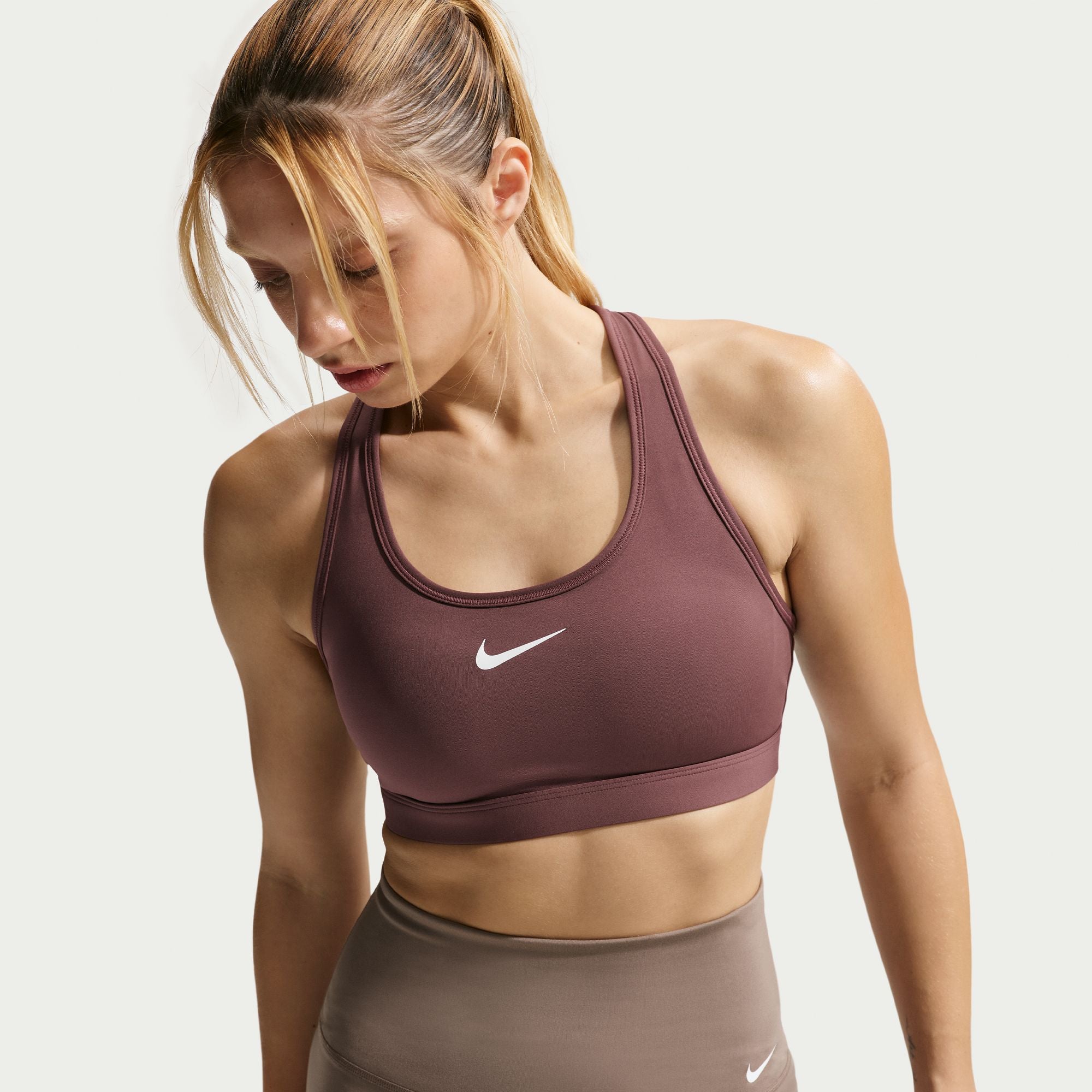 this Swoosh bra's sewn-in pads stay in place so you can work hard without worrying about them shifting or folding. Great for training workouts and dance classes, medium support gives you a snug hold that helps keep everything in place. Plus, sweat-wicking, adaptive material quickly recovers its shape so you can stay comfortable throughout your workout.