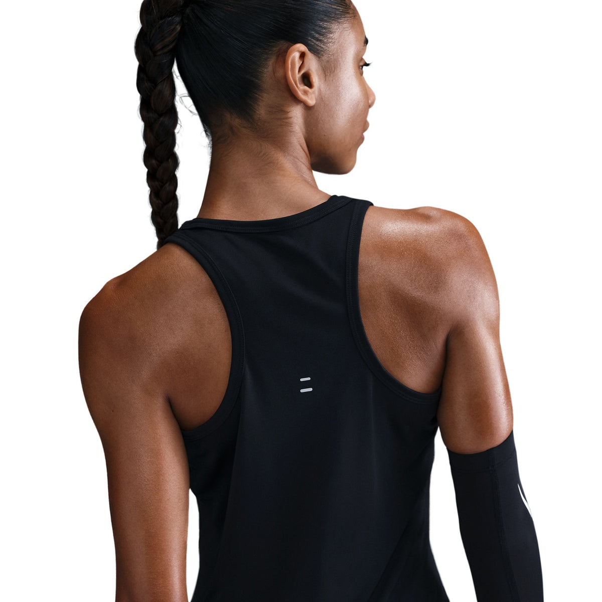 Find your rhythm in this slim-fitting Tempo tank top. Sleek, sweat-wicking fabric helps you stay dry while large mesh panels under the arms deliver ventilation with every stride.